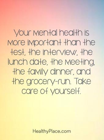 मानसिक स्वास्थ्य पर उद्धरण - आपका मानसिक स्वास्थ्य परीक्षण, साक्षात्कार, दोपहर के भोजन की तारीख, बैठक, परिवार के रात्रिभोज और किराने की दौड़ से अधिक महत्वपूर्ण है। अपना ख्याल रखा करो।