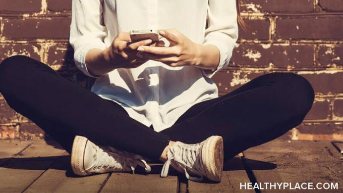 जब बात करने की आवश्यकता हो तो मानसिक स्वास्थ्य संकट की टेक्स्ट लाइनों में फोन पर बातचीत के फायदे हैं। इन तीन मानसिक स्वास्थ्य संकटों पर ध्यान दें।