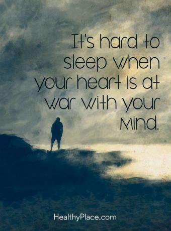 मानसिक स्वास्थ्य पर उद्धरण - जब आपका दिल आपके दिमाग के साथ युद्ध में हो तो नींद आना मुश्किल है।