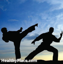 मार्शल आर्ट एक मानसिक बीमारी चिकित्सा हो सकती है। मानसिक बीमारी और मार्शल आर्ट, एक साथ, सकारात्मक हो सकते हैं। इस बारे में पढ़ें कि मार्शल आर्ट मानसिक बीमारी में कैसे मदद करता है।