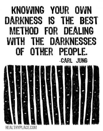 मानसिक स्वास्थ्य पर उद्धरण - अपने स्वयं के अंधेरे को जानना अन्य लोगों के अंधेरे से निपटने के लिए सबसे अच्छा तरीका है।
