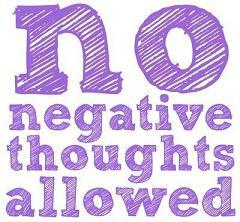 क्या नकारात्मक विचार आपको खुशी से दूर रखते हैं? उन नकारात्मक विचारों को सकारात्मक आत्म-चर्चा में बदलना संभव है। इस उदाहरण के साथ जानें। 