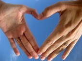 लियोन ब्रोकार्ड की दो हाथों की एक दिल के आकार की तस्वीर प्यार का प्रतीक है।