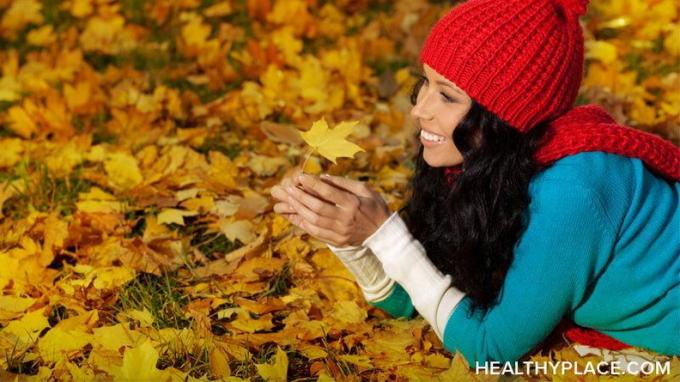 ठंड का मौसम शुष्क त्वचा लाता है, और शुष्क त्वचा स्वयं को नुकसान पहुंचा सकती है। इस मौसम में स्वयं को नुकसान पहुंचाने वाले ट्रिगर से निपटने के लिए खुद को तैयार करें। इन विचारों पर विचार करें।