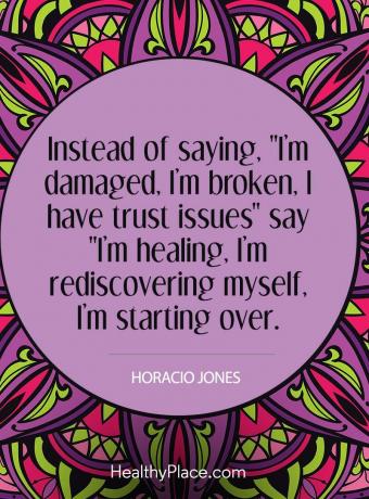 मानसिक बीमारी उद्धरण - कहने के बजाय, मैं क्षतिग्रस्त हूं, मैं टूट गया हूं, मुझे विश्वास है कि मुद्दे "कहते हैं" मैं चिकित्सा कर रहा हूं, मैं खुद को फिर से खोज रहा हूं, मैं शुरू कर रहा हूं।