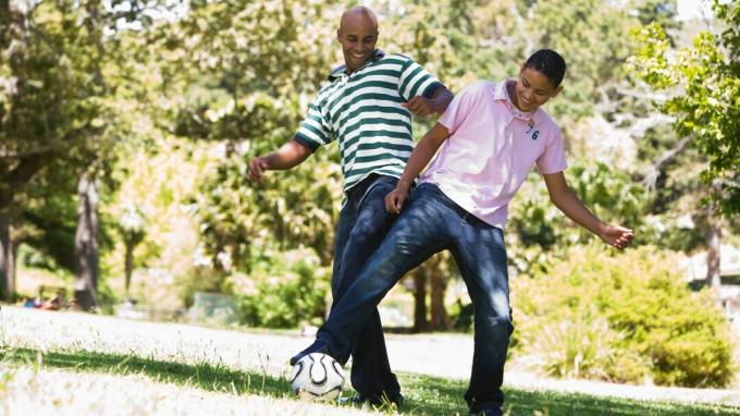 एक पिता फुटबॉल के मज़ेदार खेल खेलकर अपनी किशोरी का पालन-पोषण करता है
