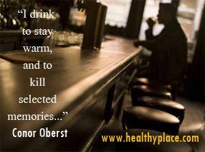 शराब की लत का उद्धरण - मैं गर्म रहने के लिए पीता हूं, और चुनिंदा यादों को मारने के लिए ...